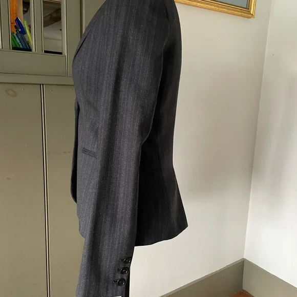 THEORY Women's Gray Wool Blend Double Breasted Pinstripe Blazer Size: 00 NWOT - Picture 2 of 10